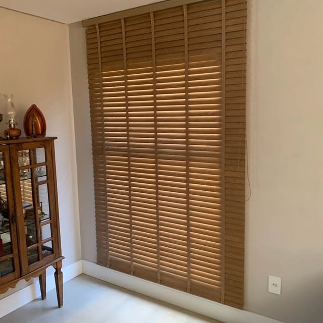 Persiana Horizontal em madeira instalada pela Linea — Sala de estar