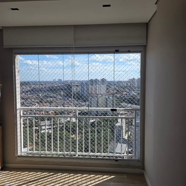 Persiana Rolô Screen instalada pela Linea — Sala com vista